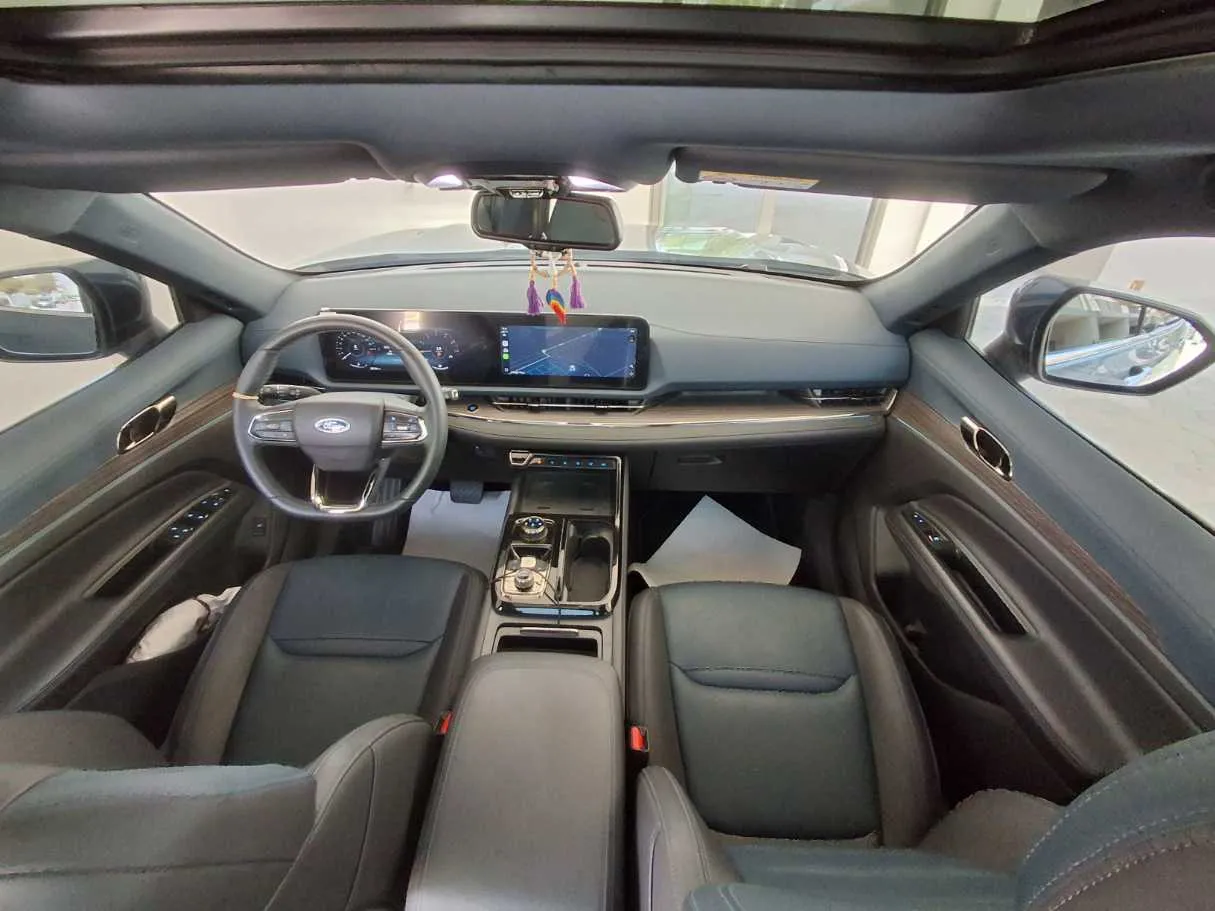 Car image 14
