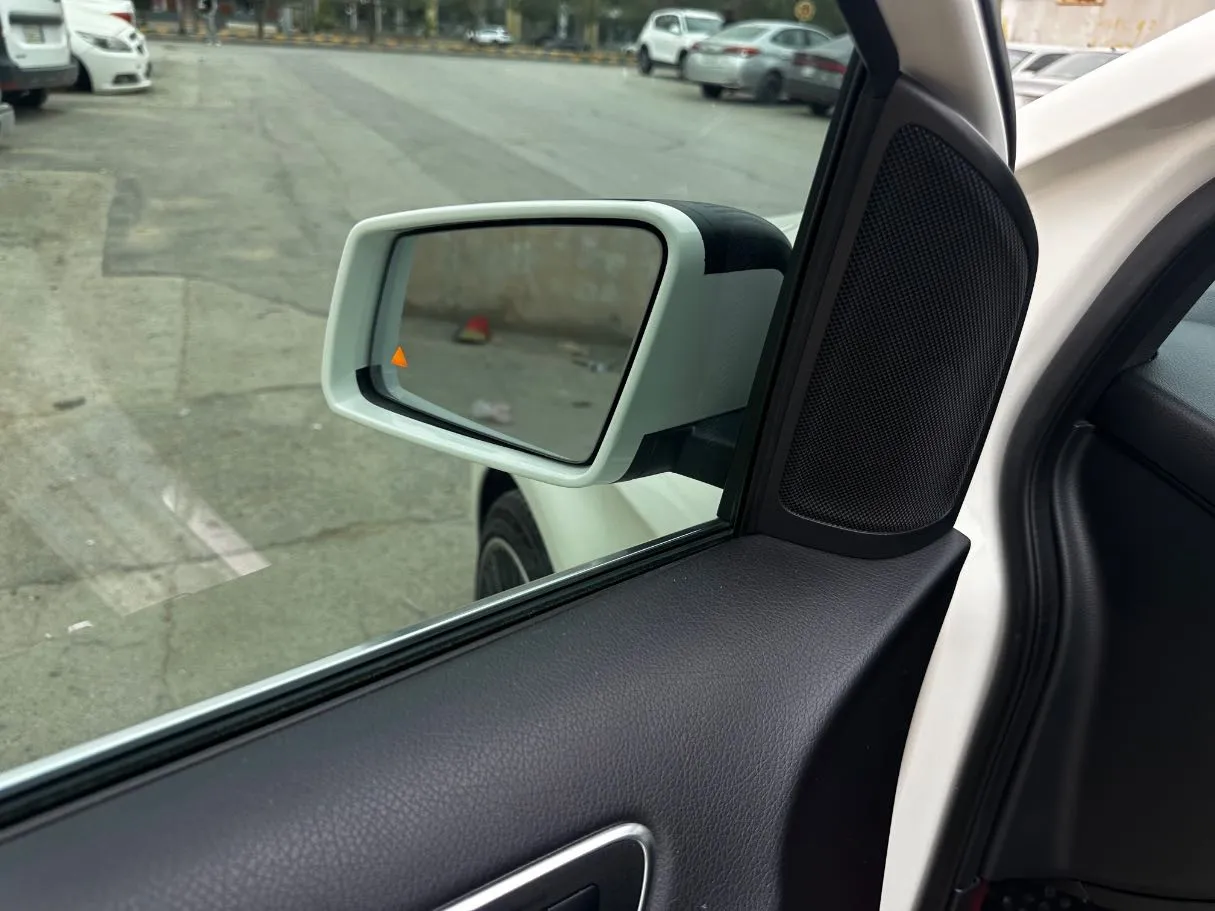 Car image 26