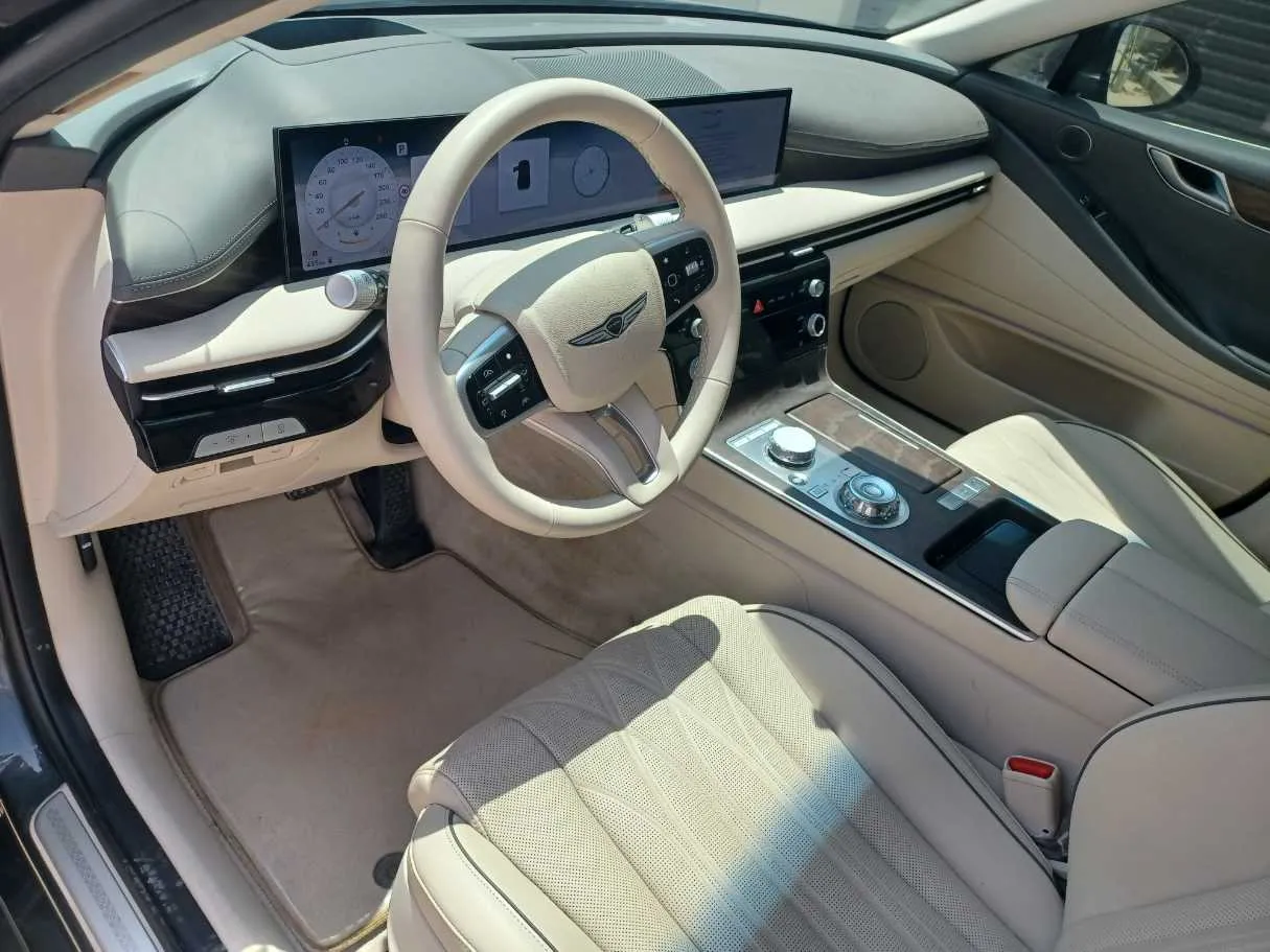 Car image 11