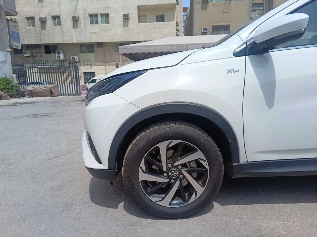 Car image 10