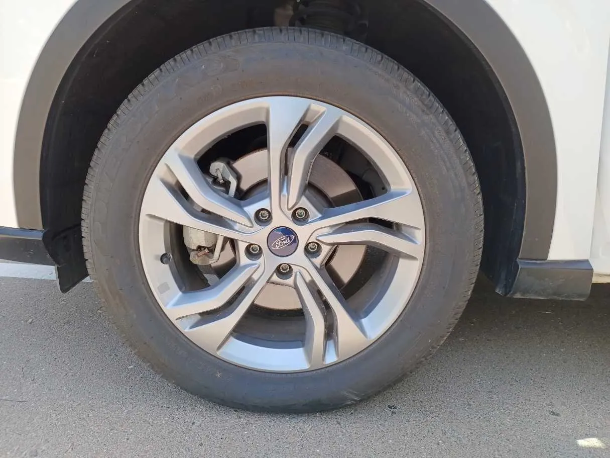 Car image 9