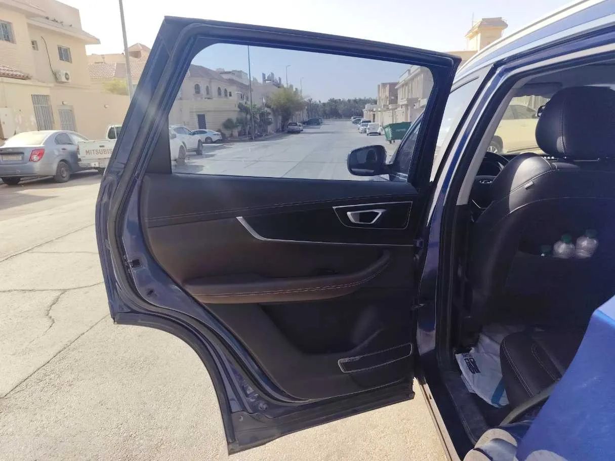 Car image 16