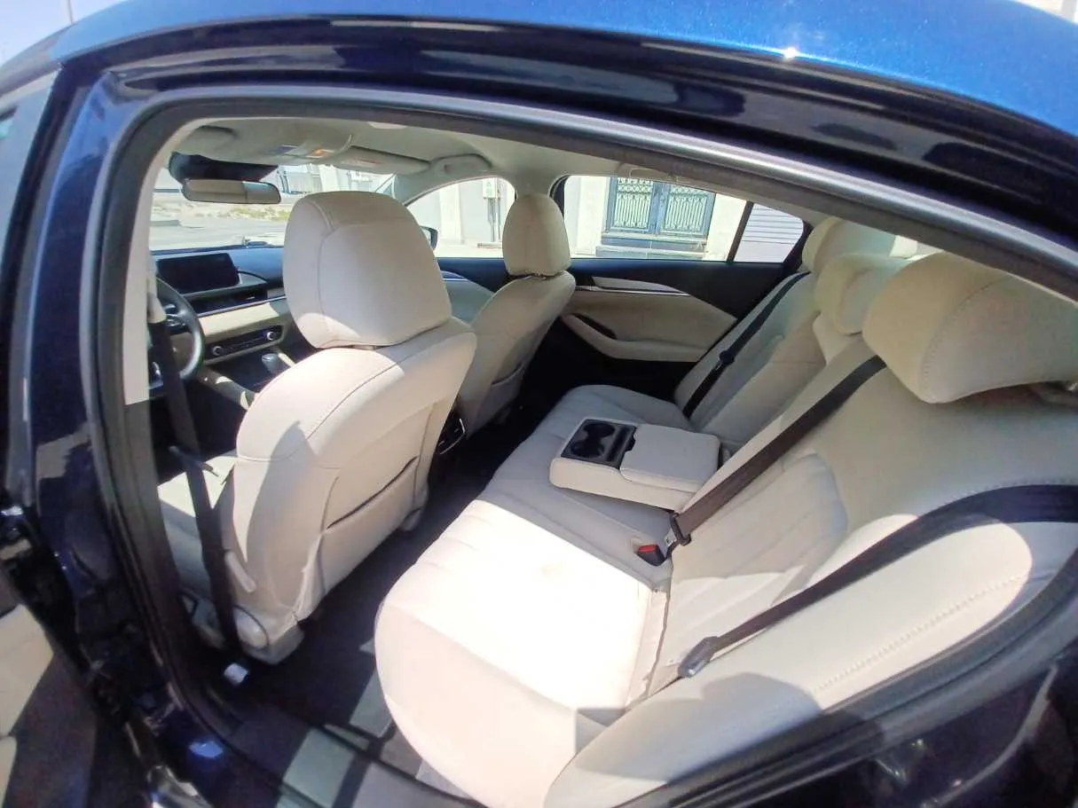 Car image 12