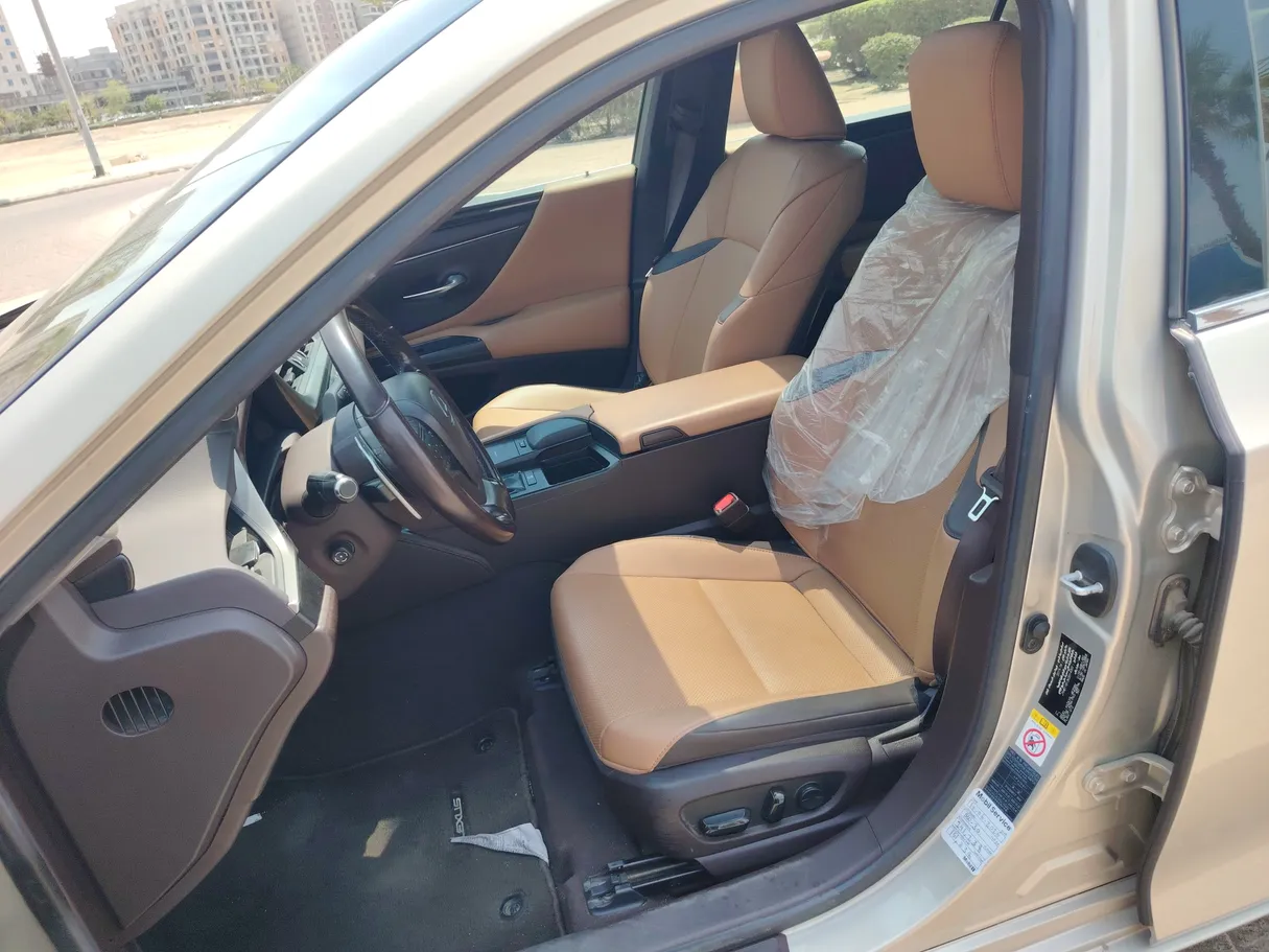 Car image 12