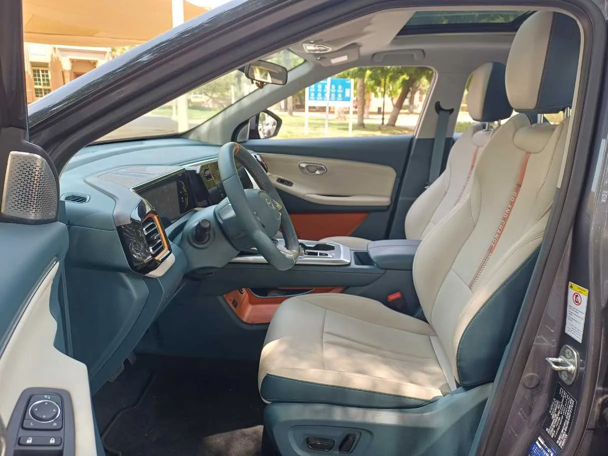 Car image 12