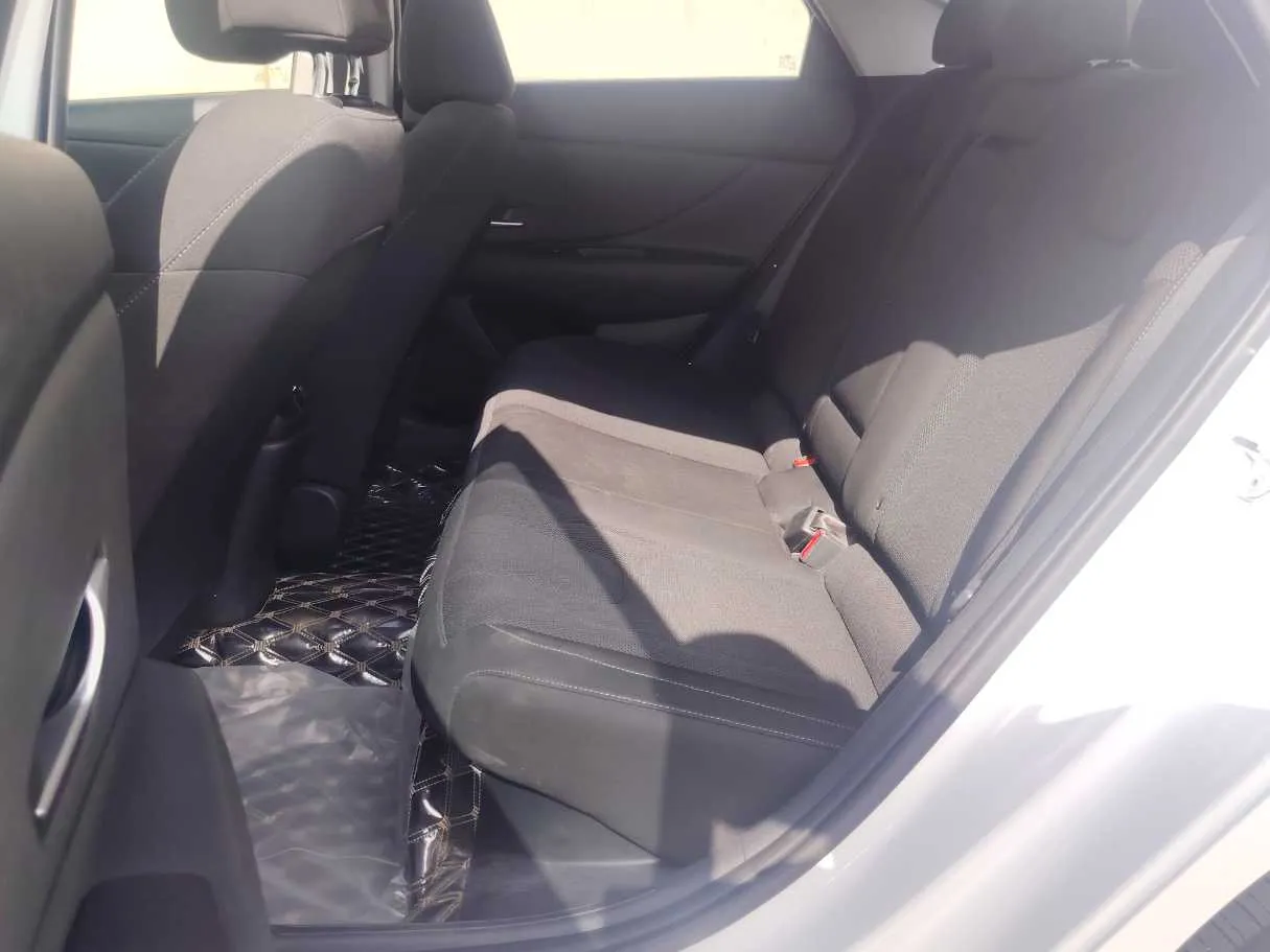 Car image 14