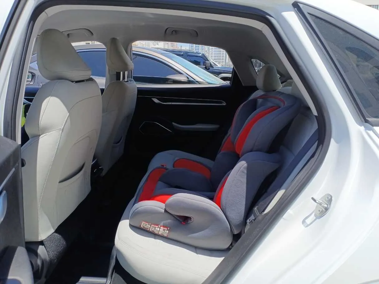 Car image 13