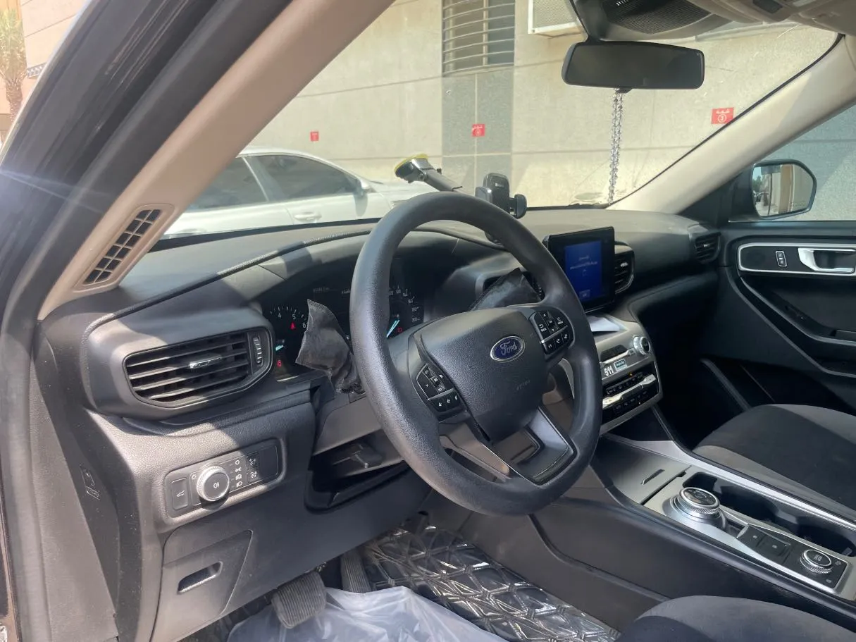 Car image 13