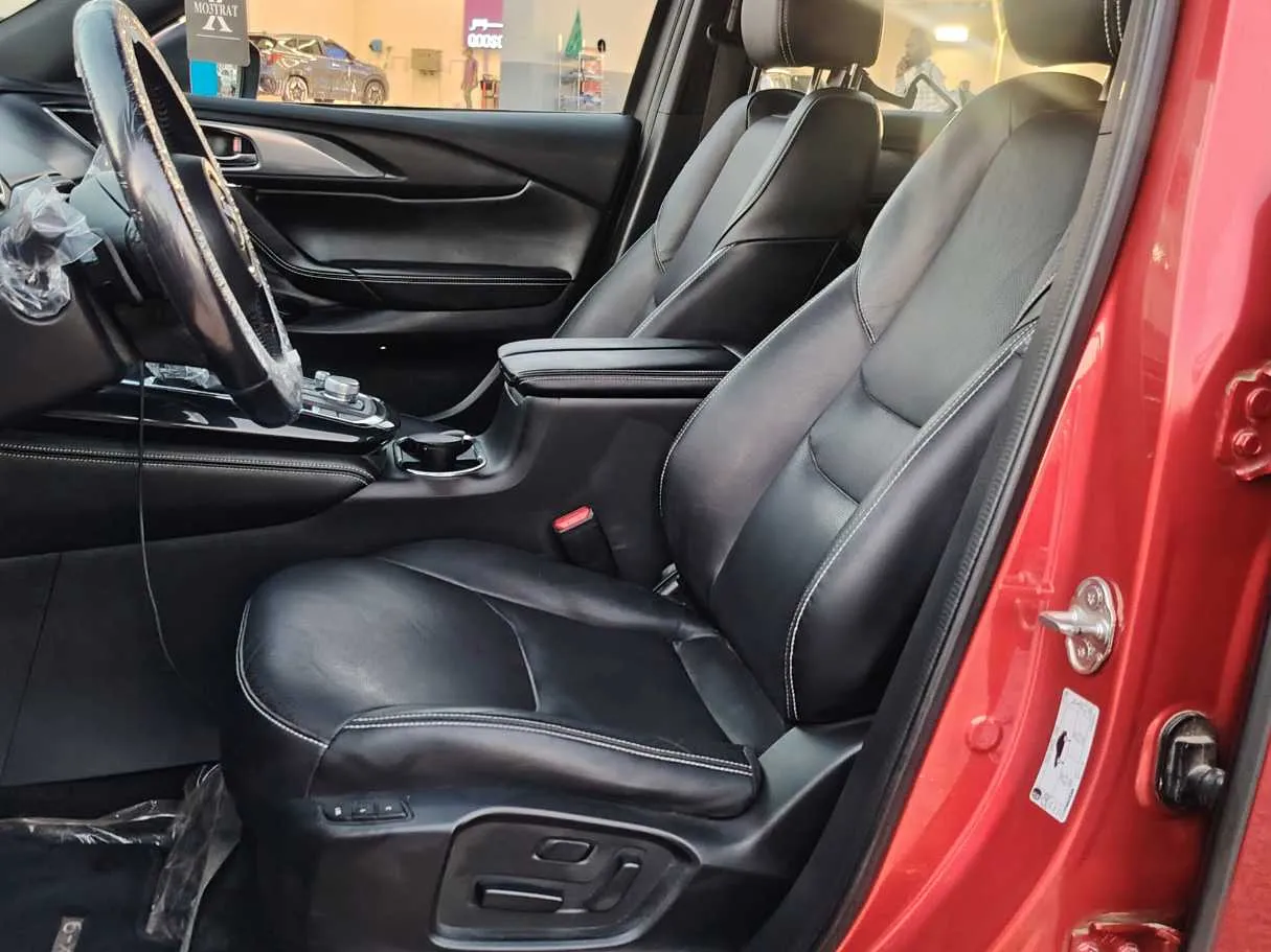 Car image 12