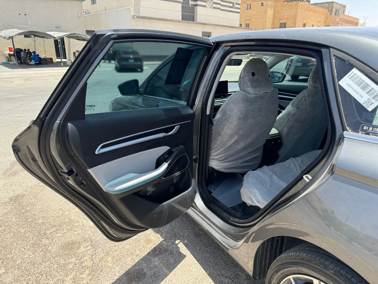 Car image 14