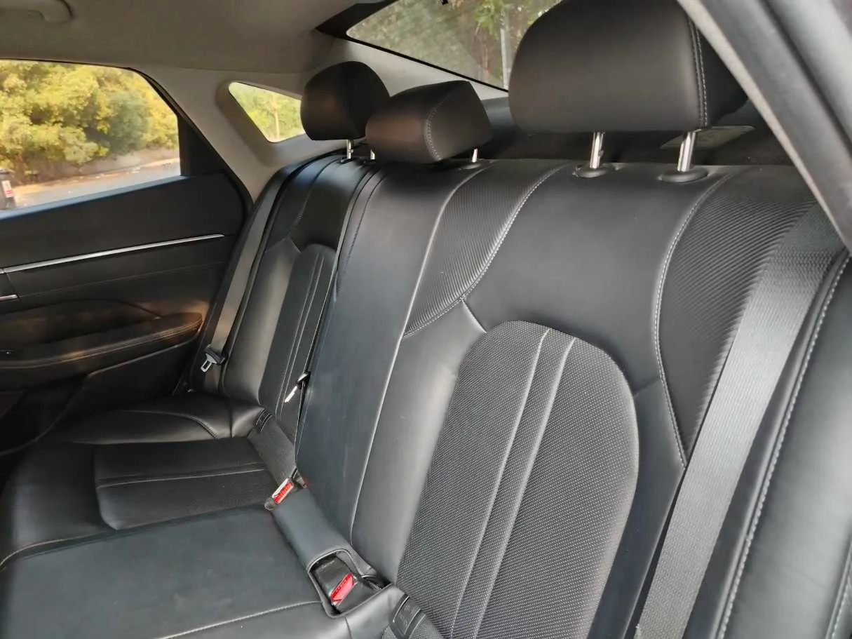 Car image 18