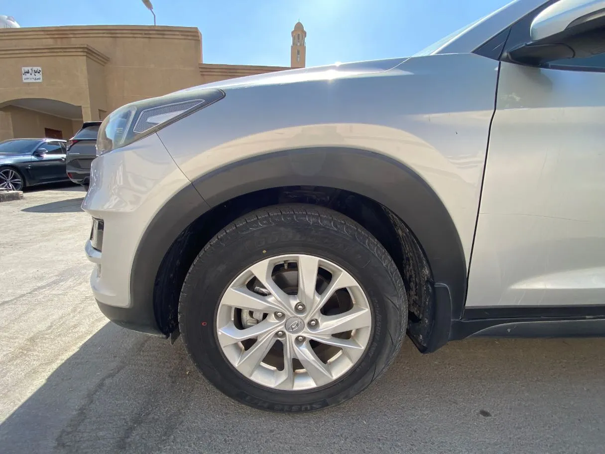 Car image 9