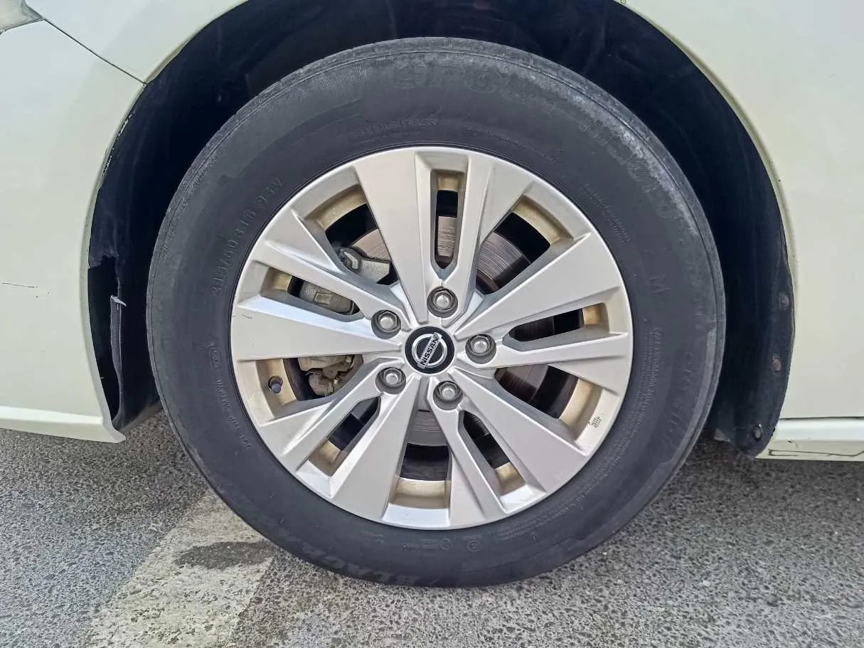 Car image 10