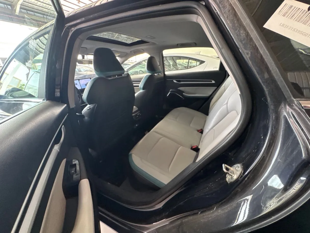 Car image 14