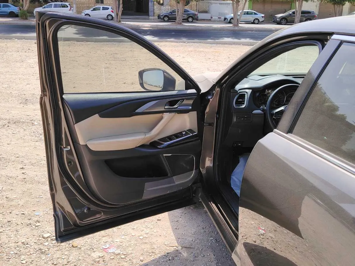 Car image 11