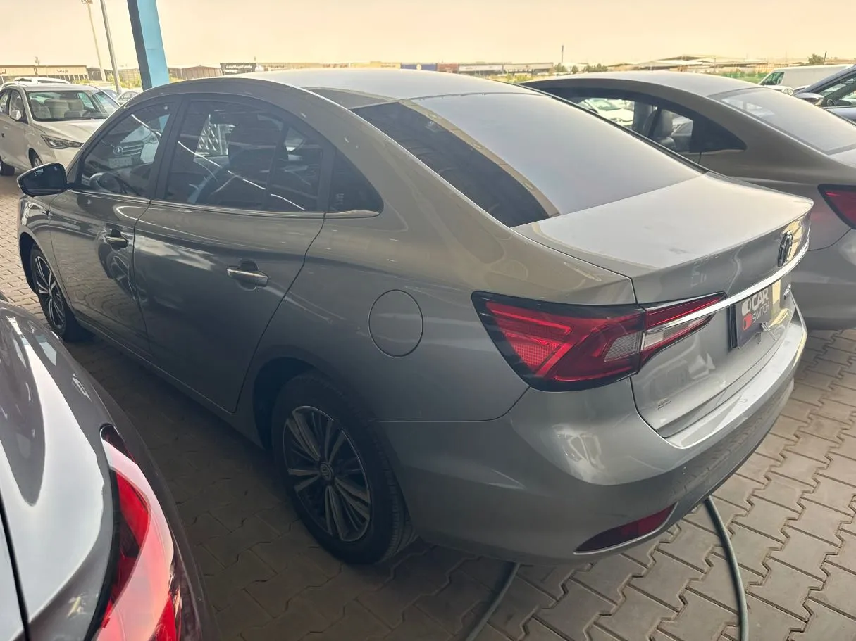 Car image 5