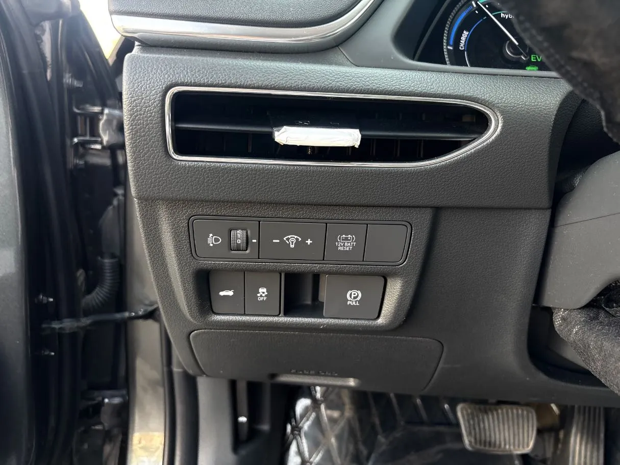Car image 24