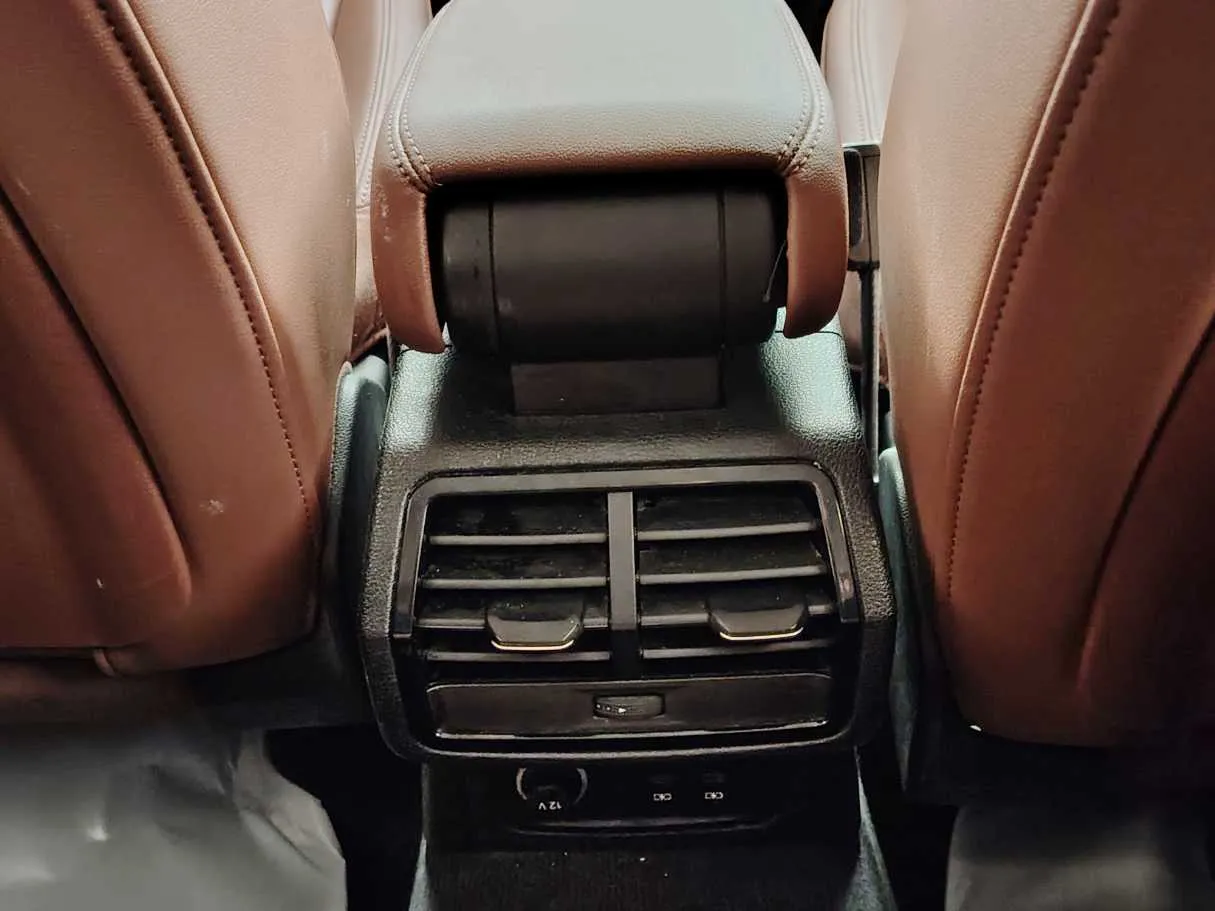 Car image 26