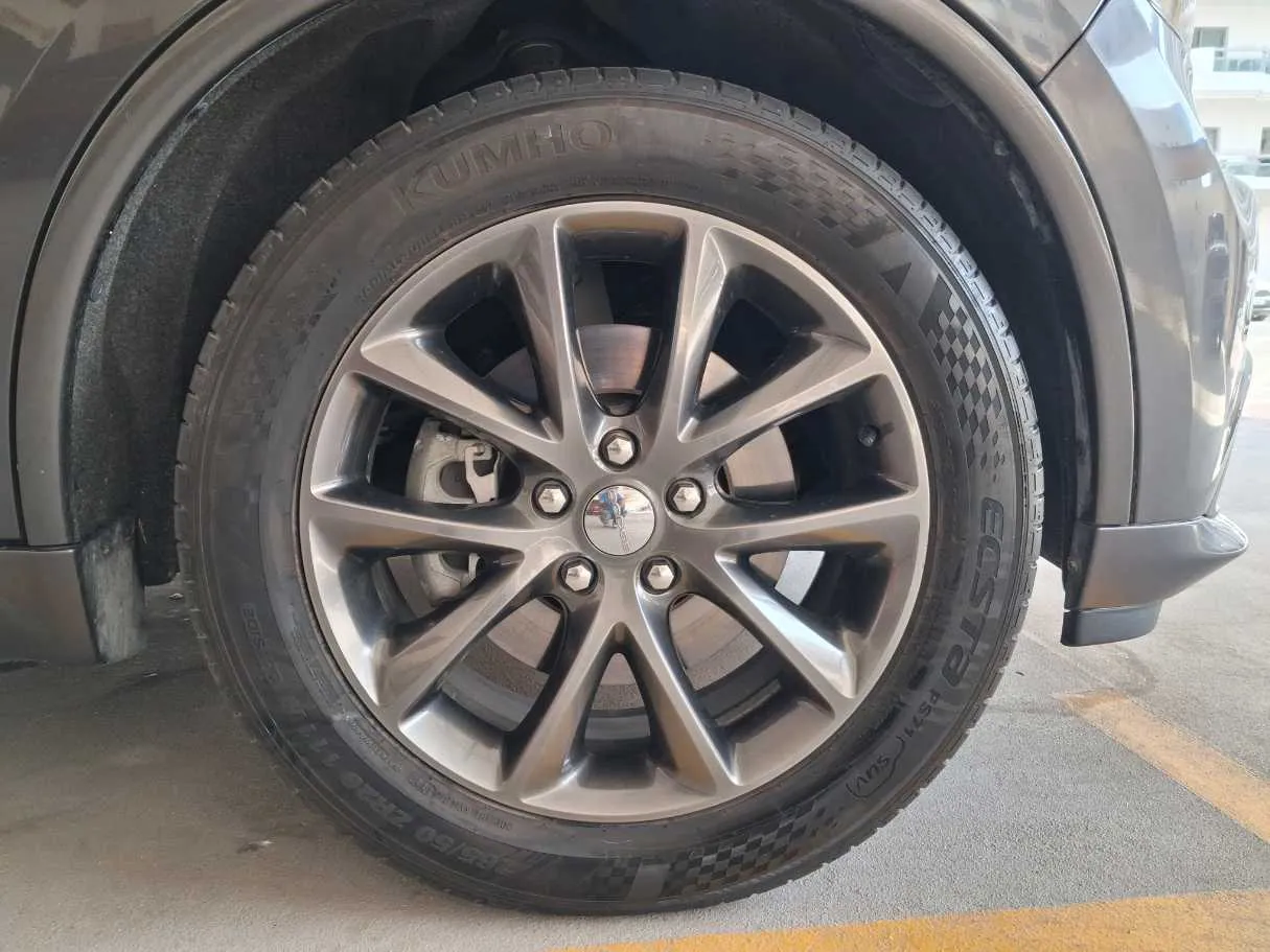 Car image 9