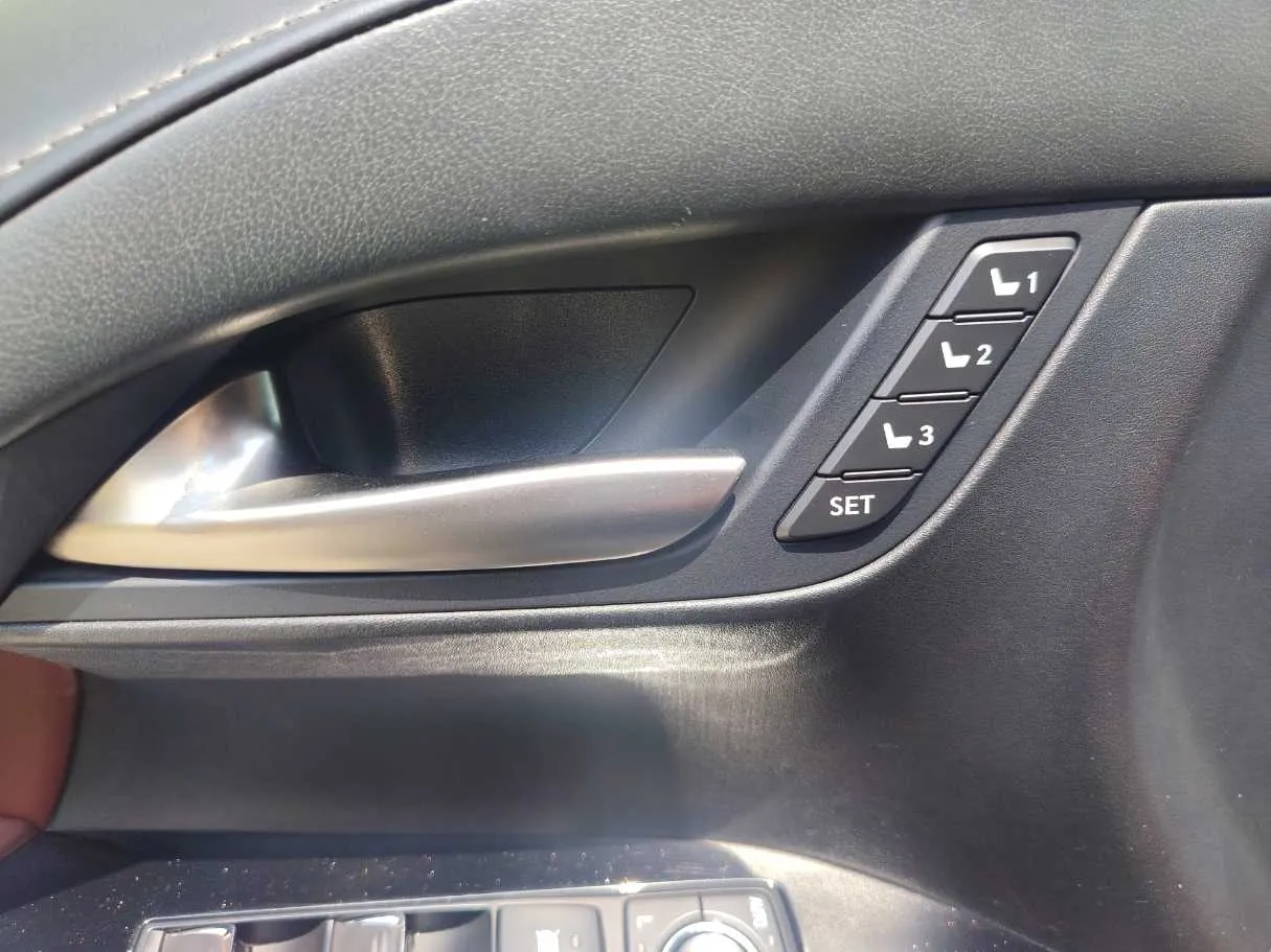 Car image 30
