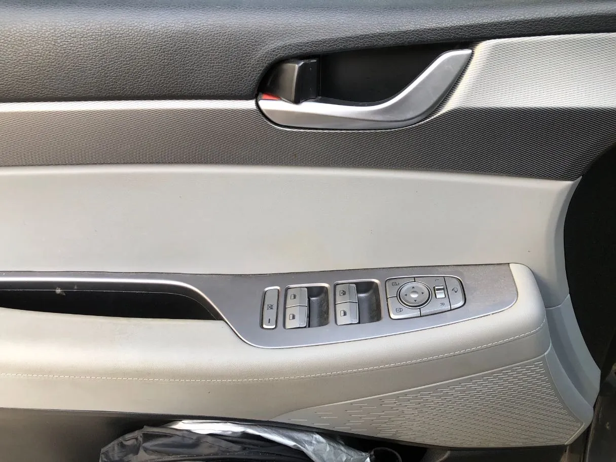 Car image 20