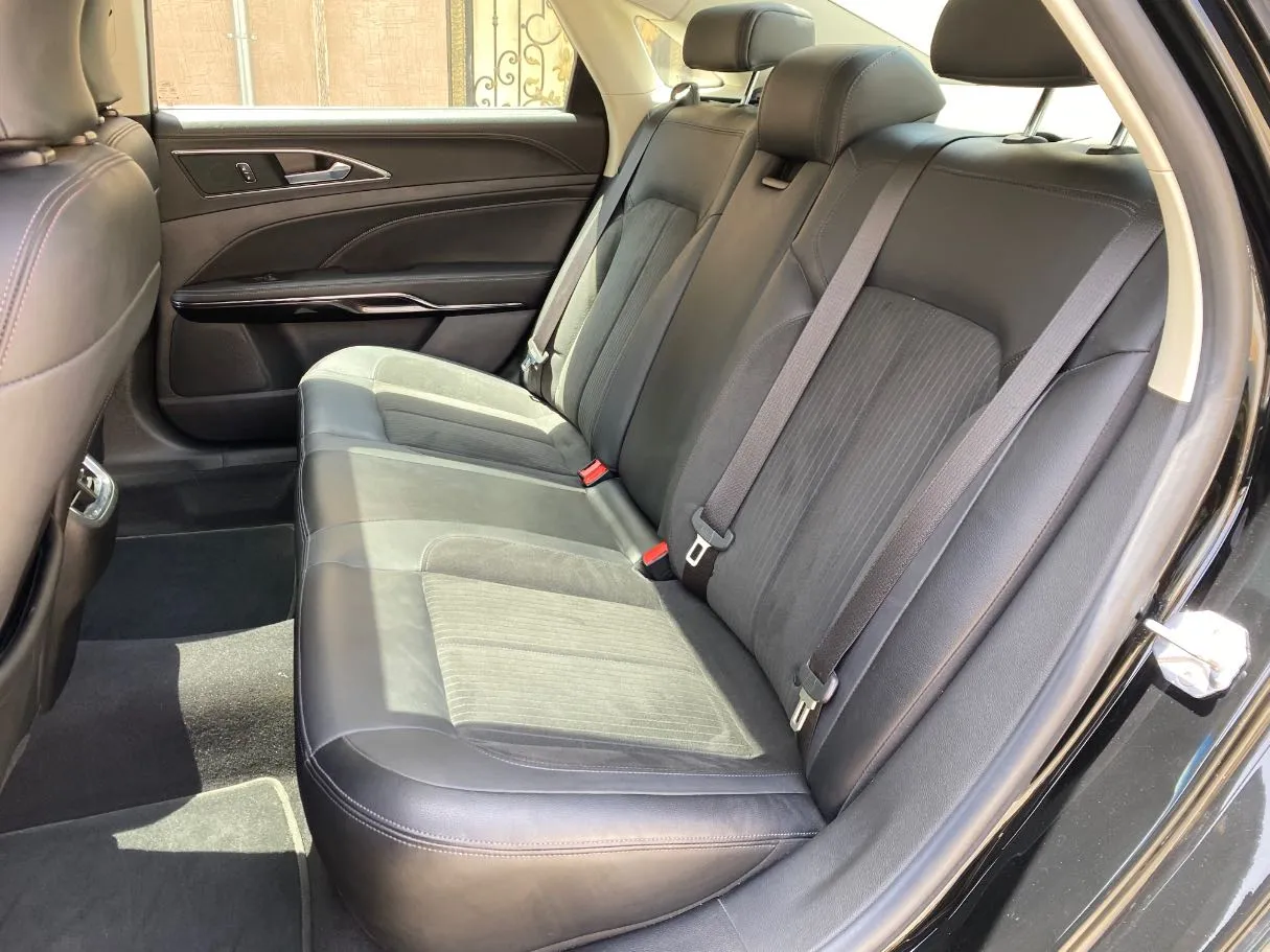 Car image 14