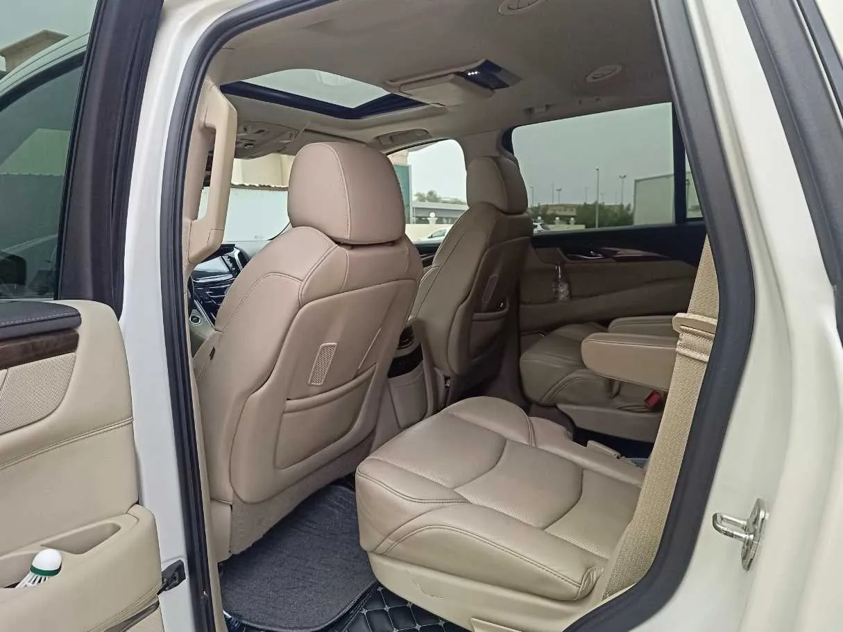 Car image 18