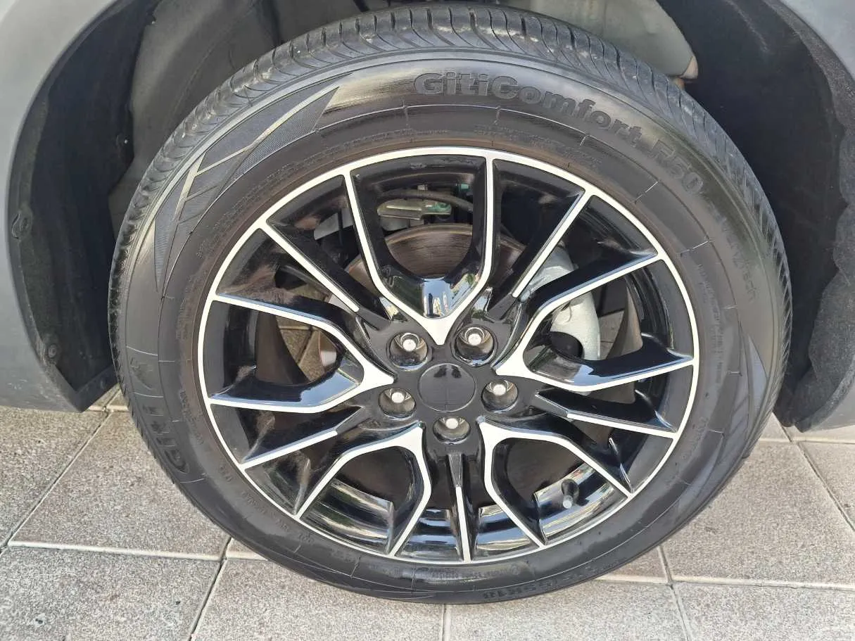 Car image 9