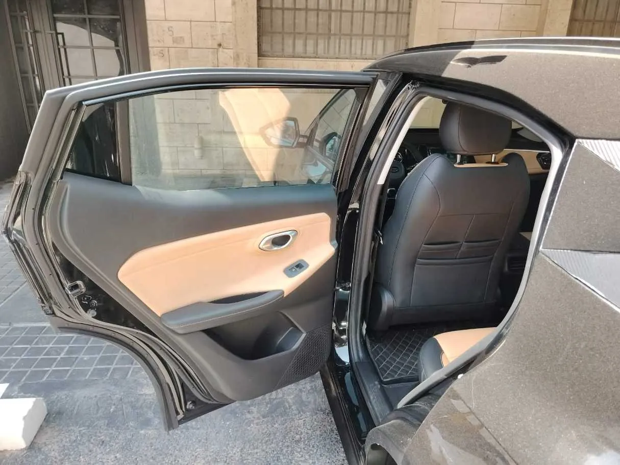 Car image 14