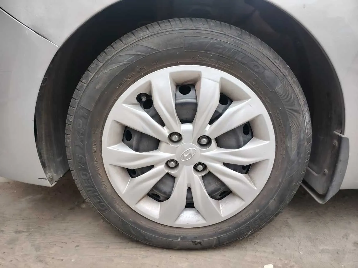 Car image 10