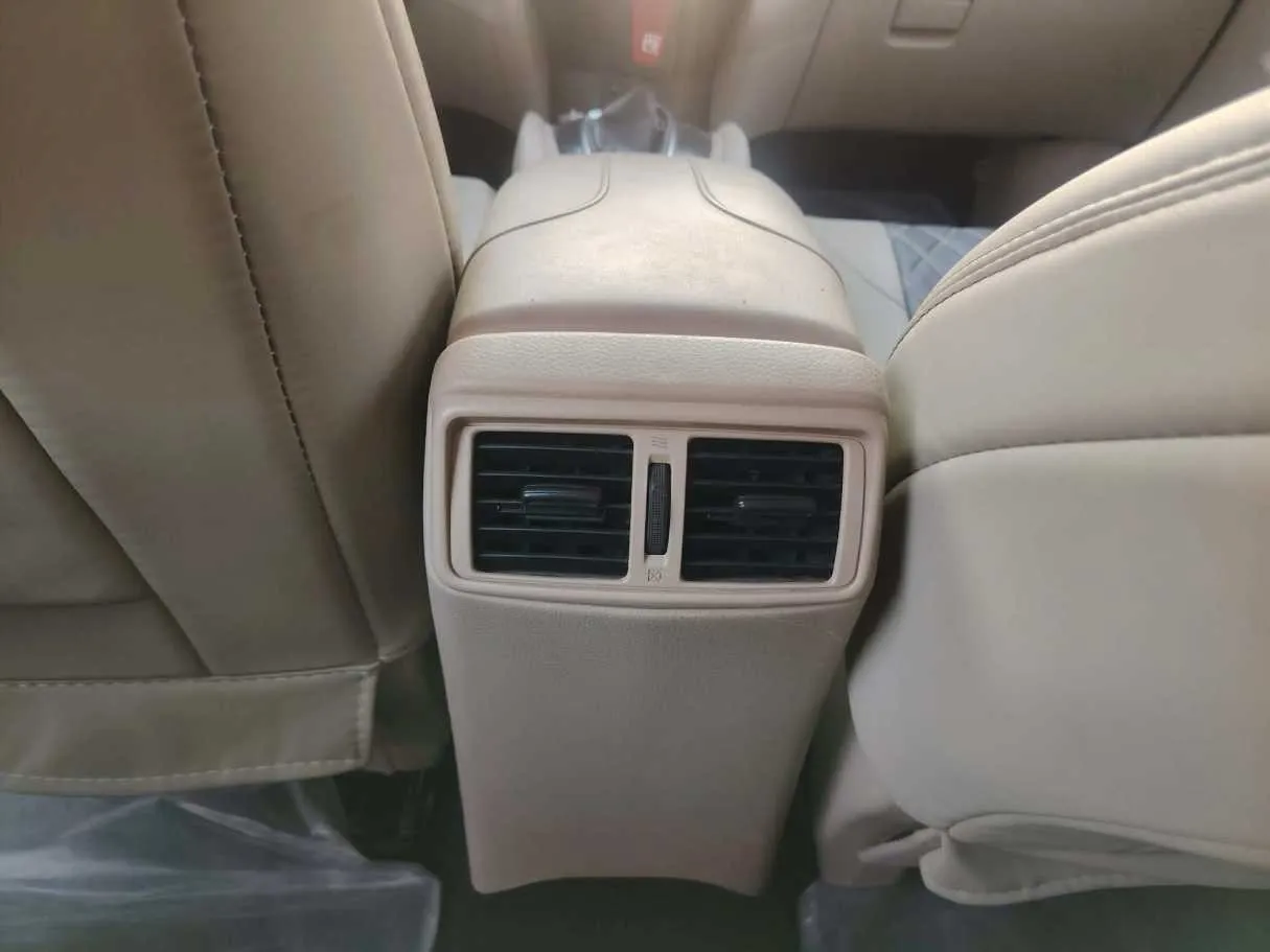 Car image 32
