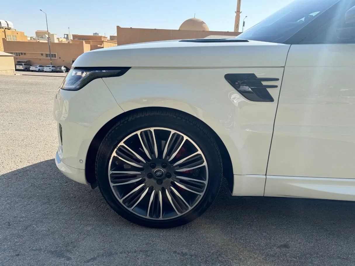 Car image 9
