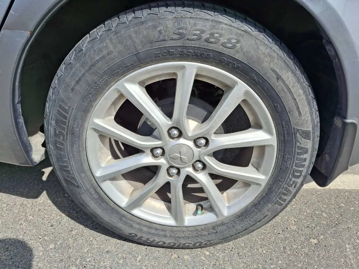 Car image 9