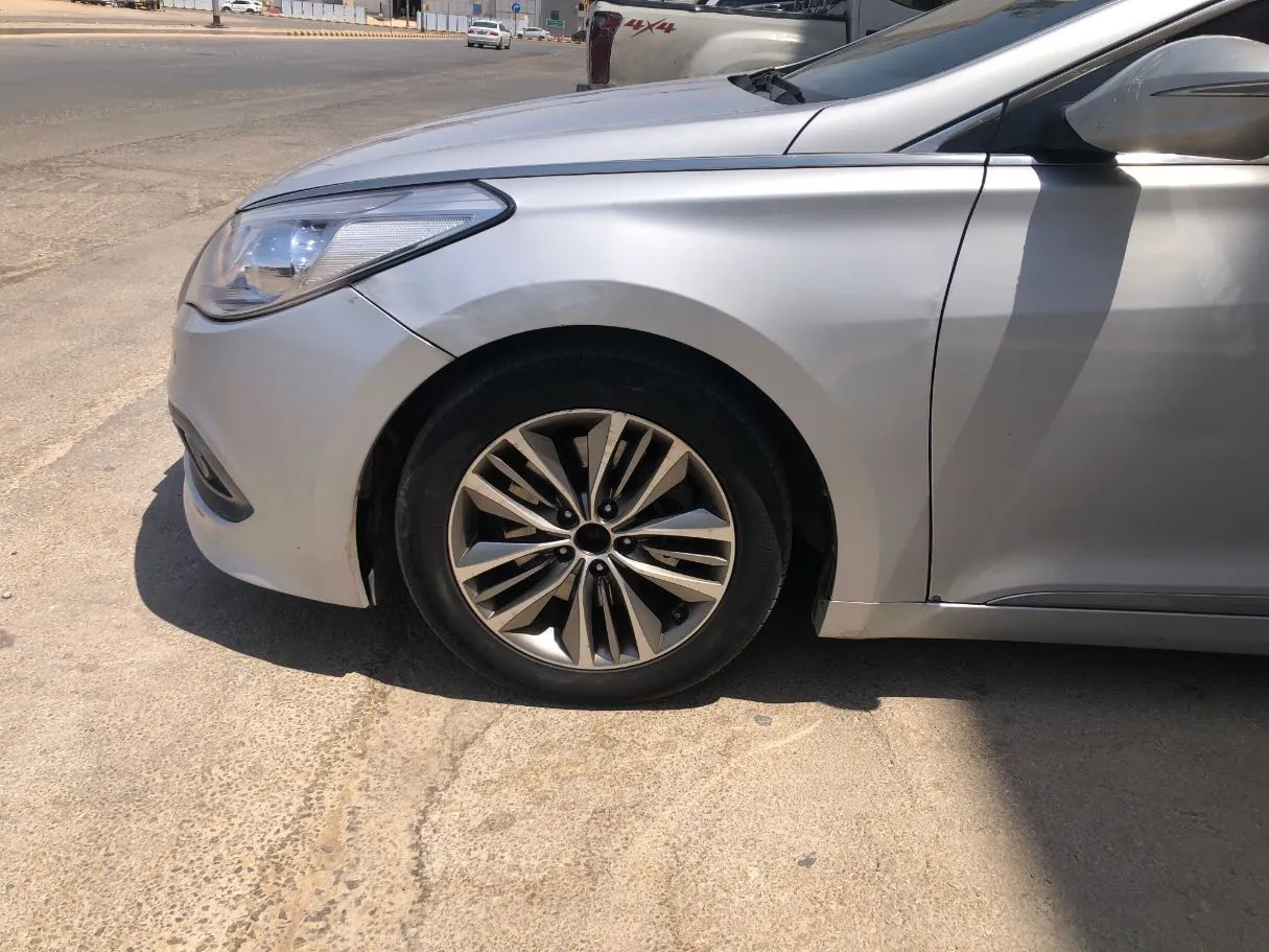 Car image 9