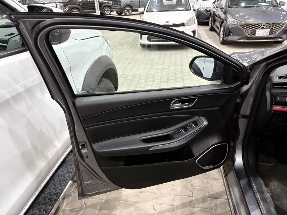 Car image 8