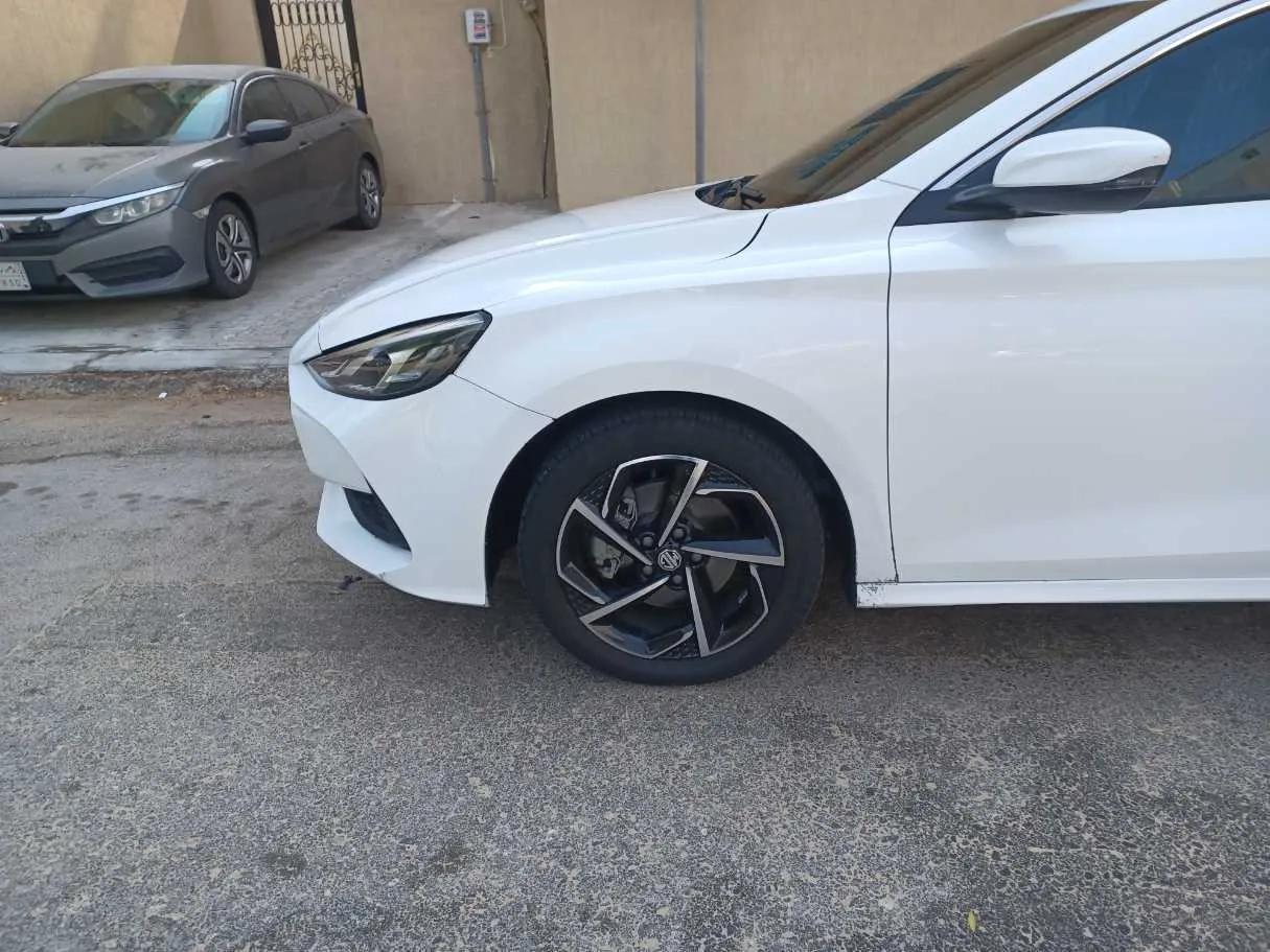 Car image 9