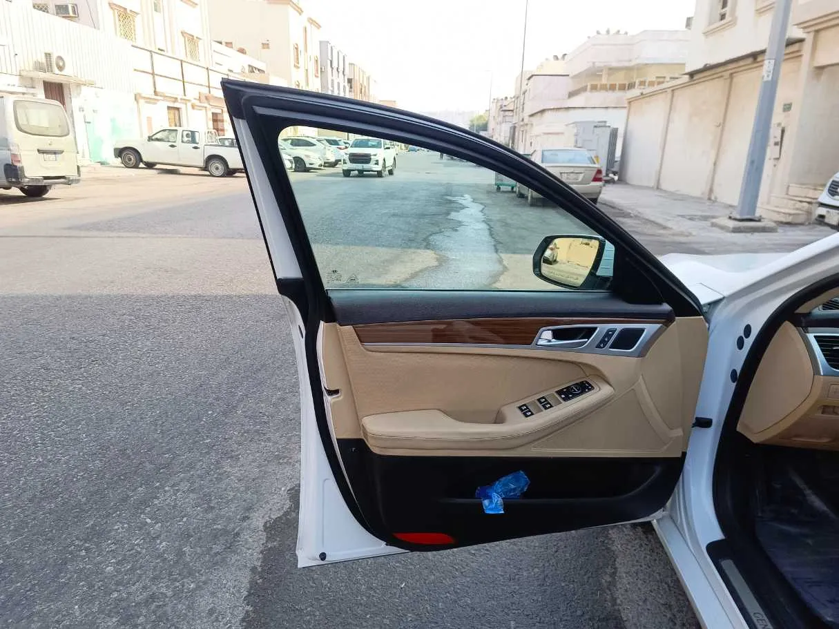 Car image 12