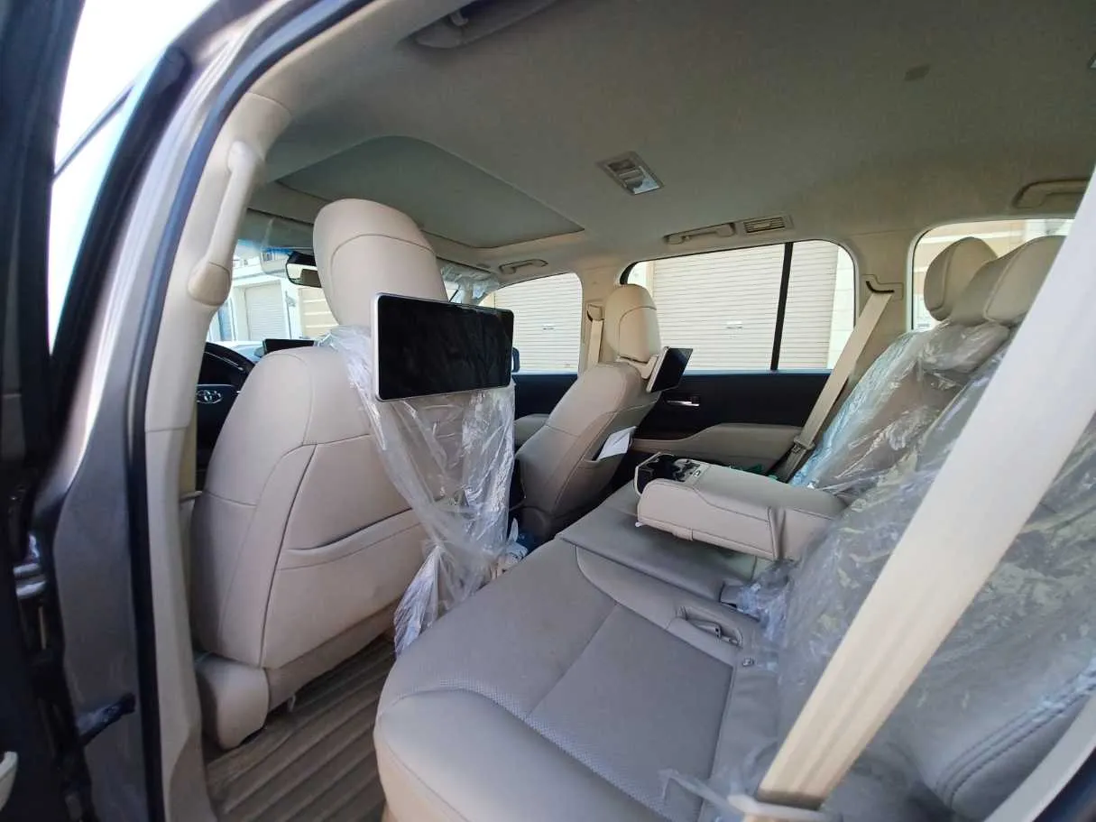 Car image 11