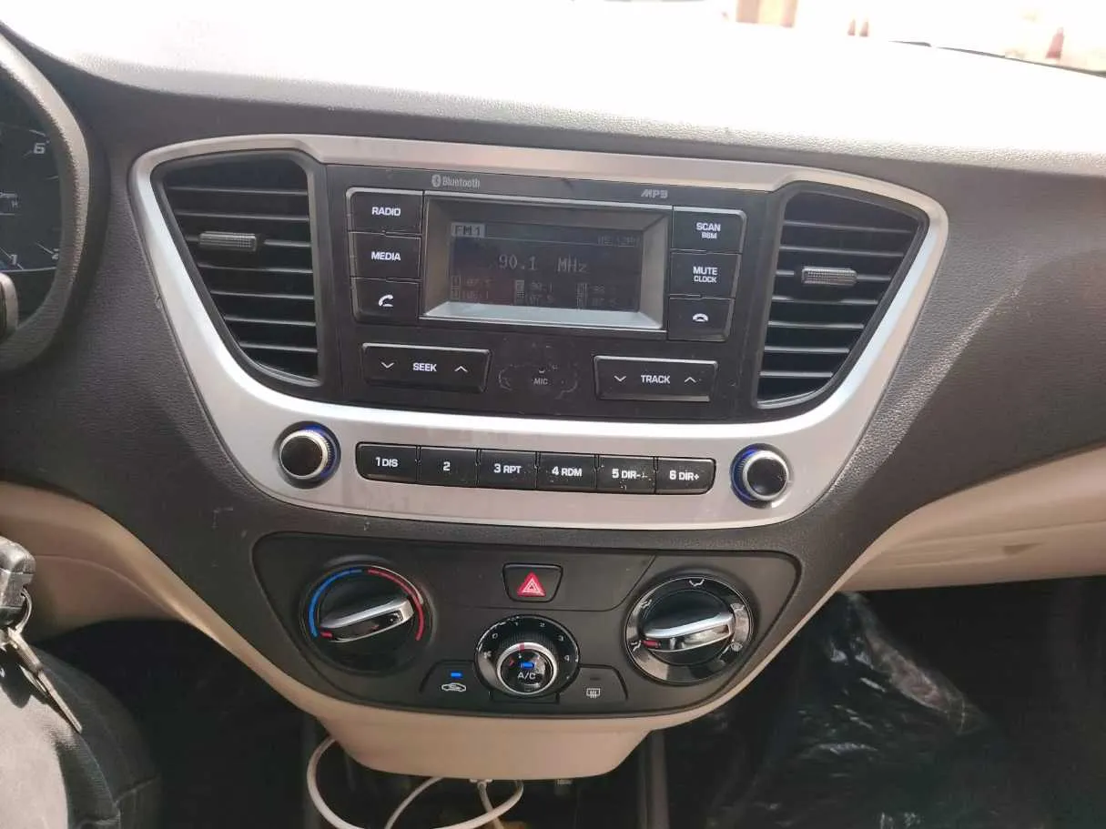 Car image 26