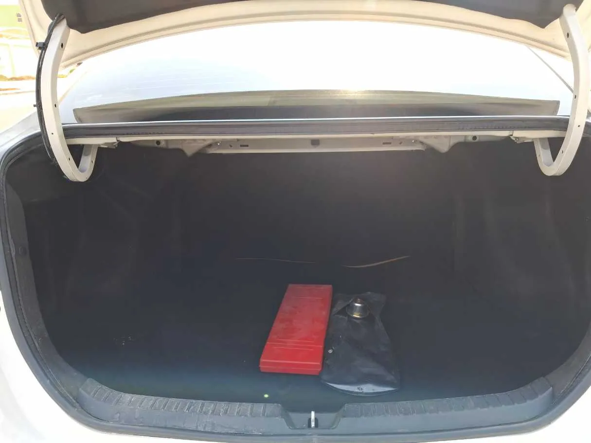 Car image 19