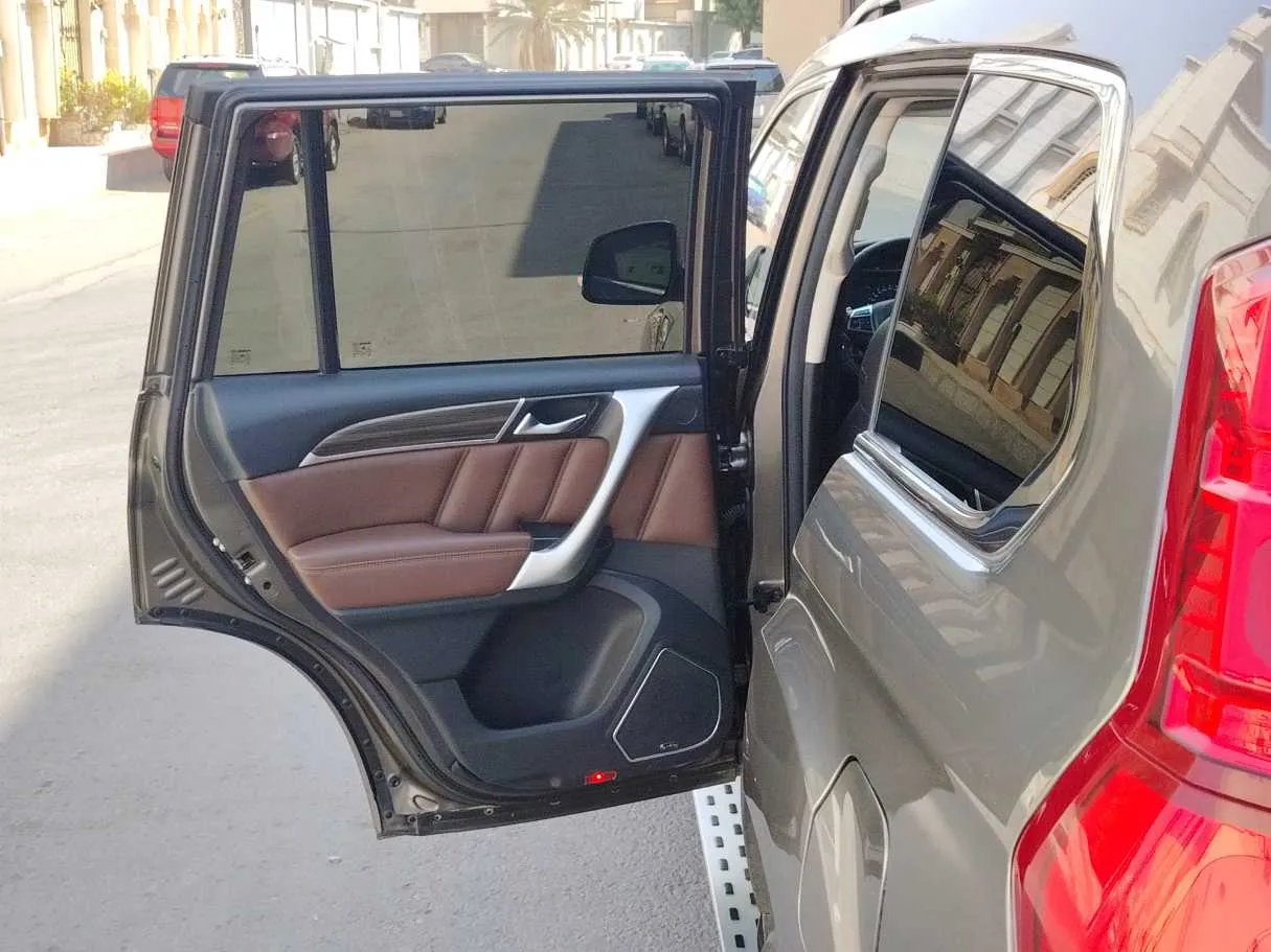 Car image 14