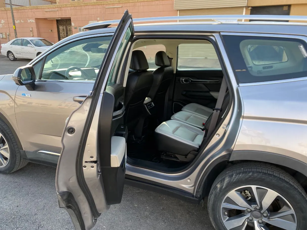Car image 12