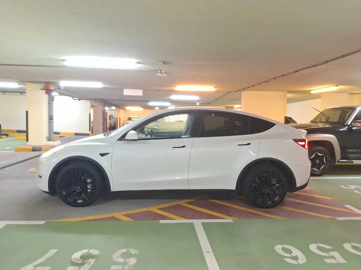 Car image 8