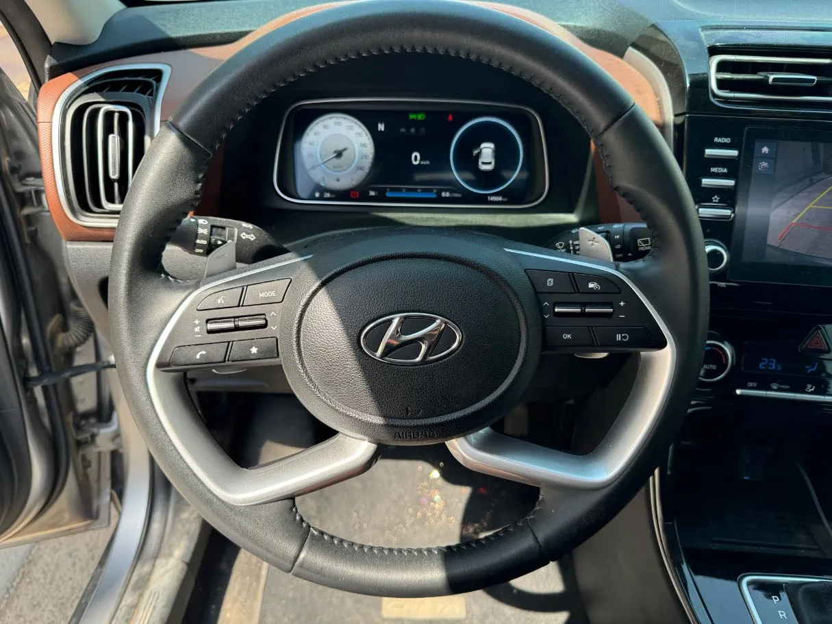 Car image 18
