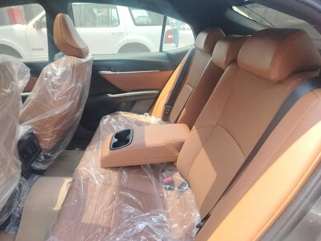 Car image 18