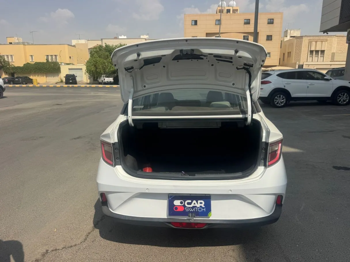 Car image 19