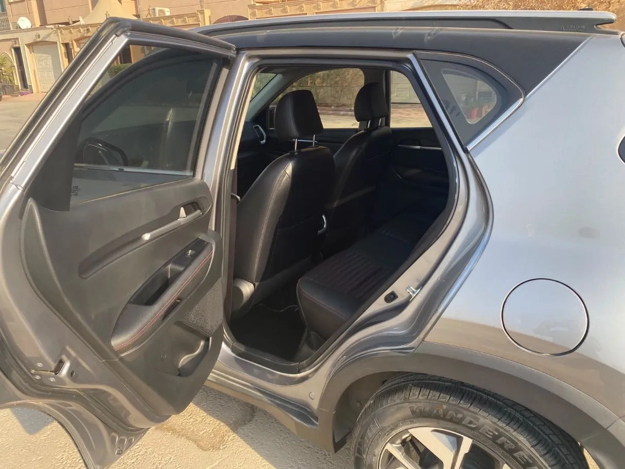 Car image 12