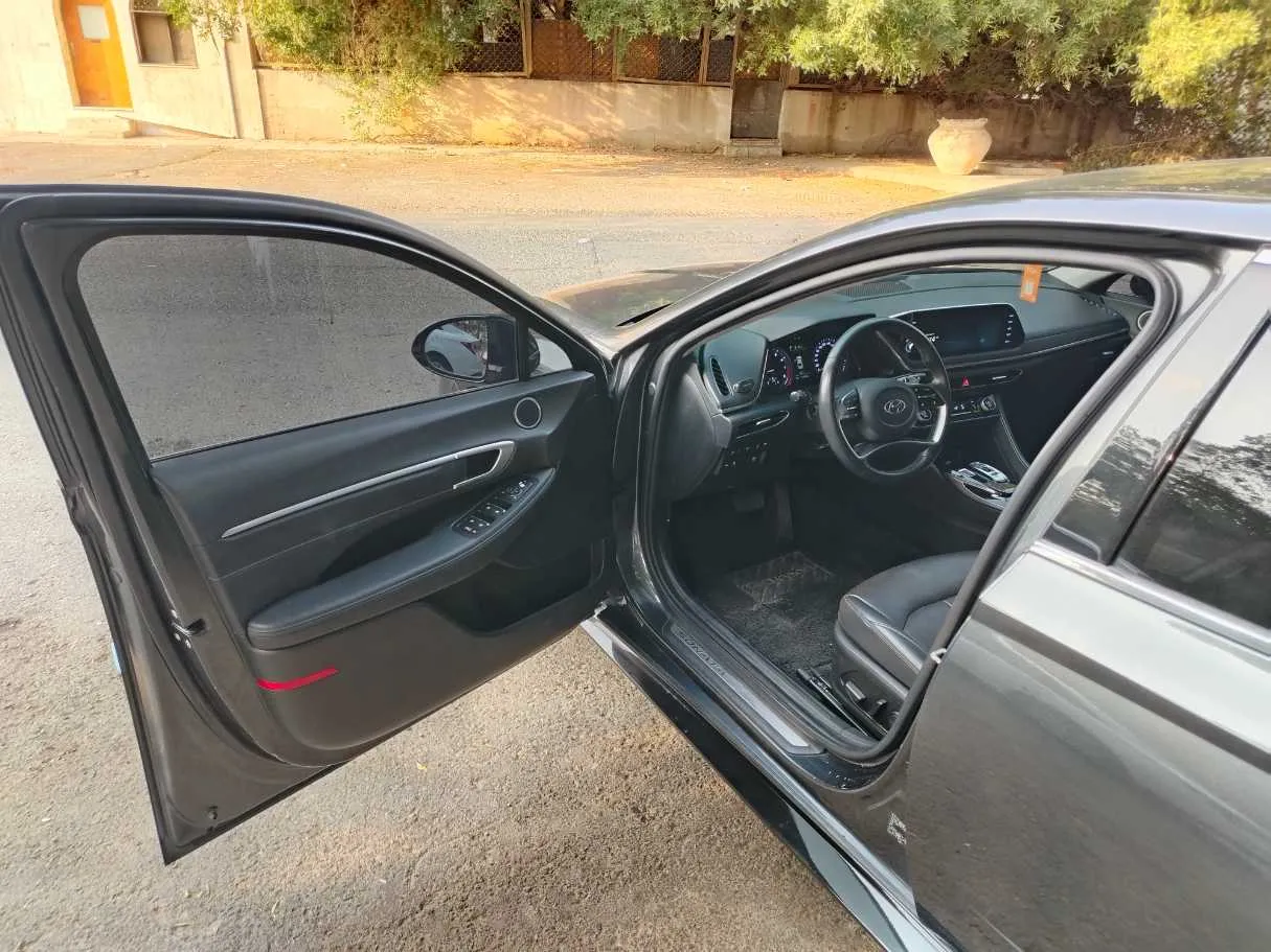 Car image 11