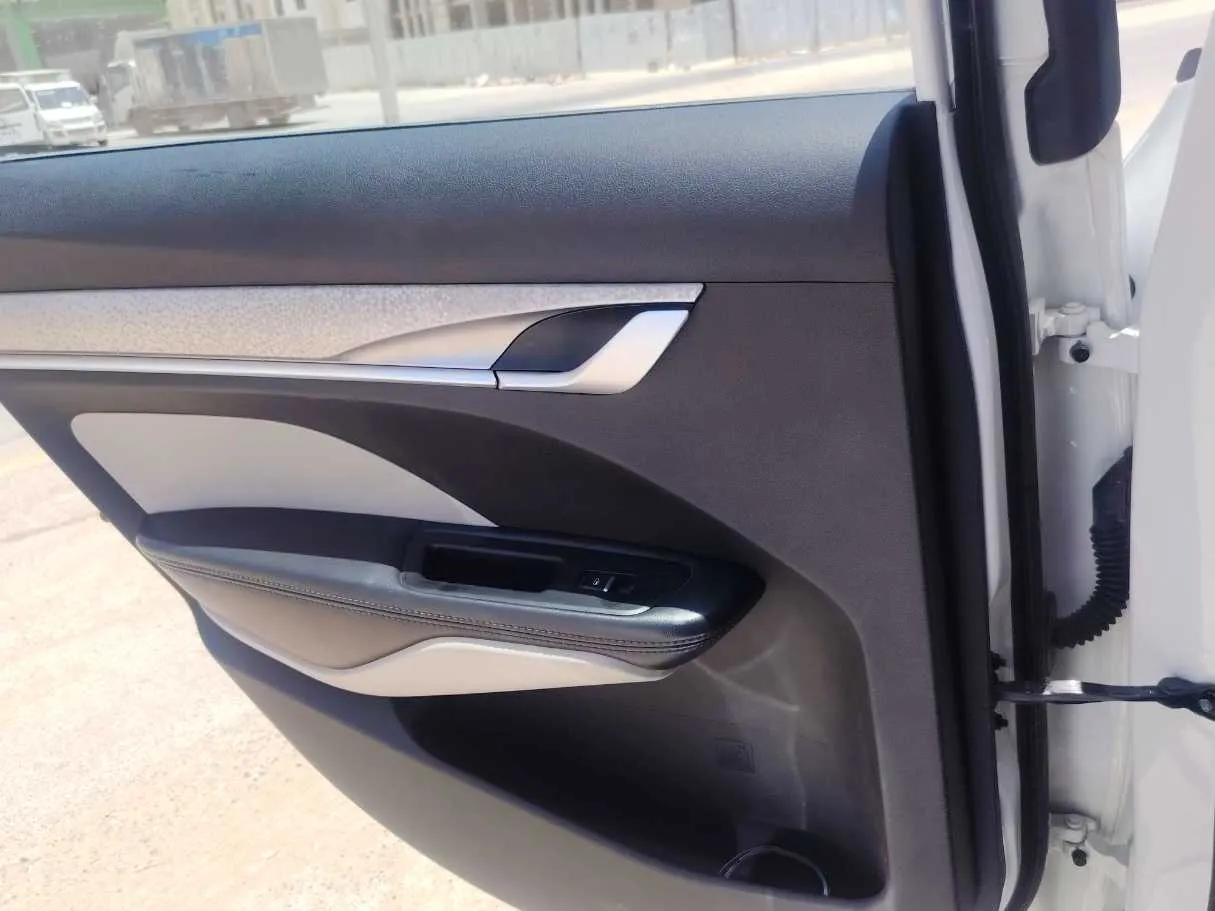 Car image 26