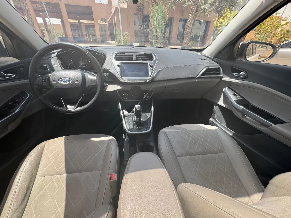 Car image 15